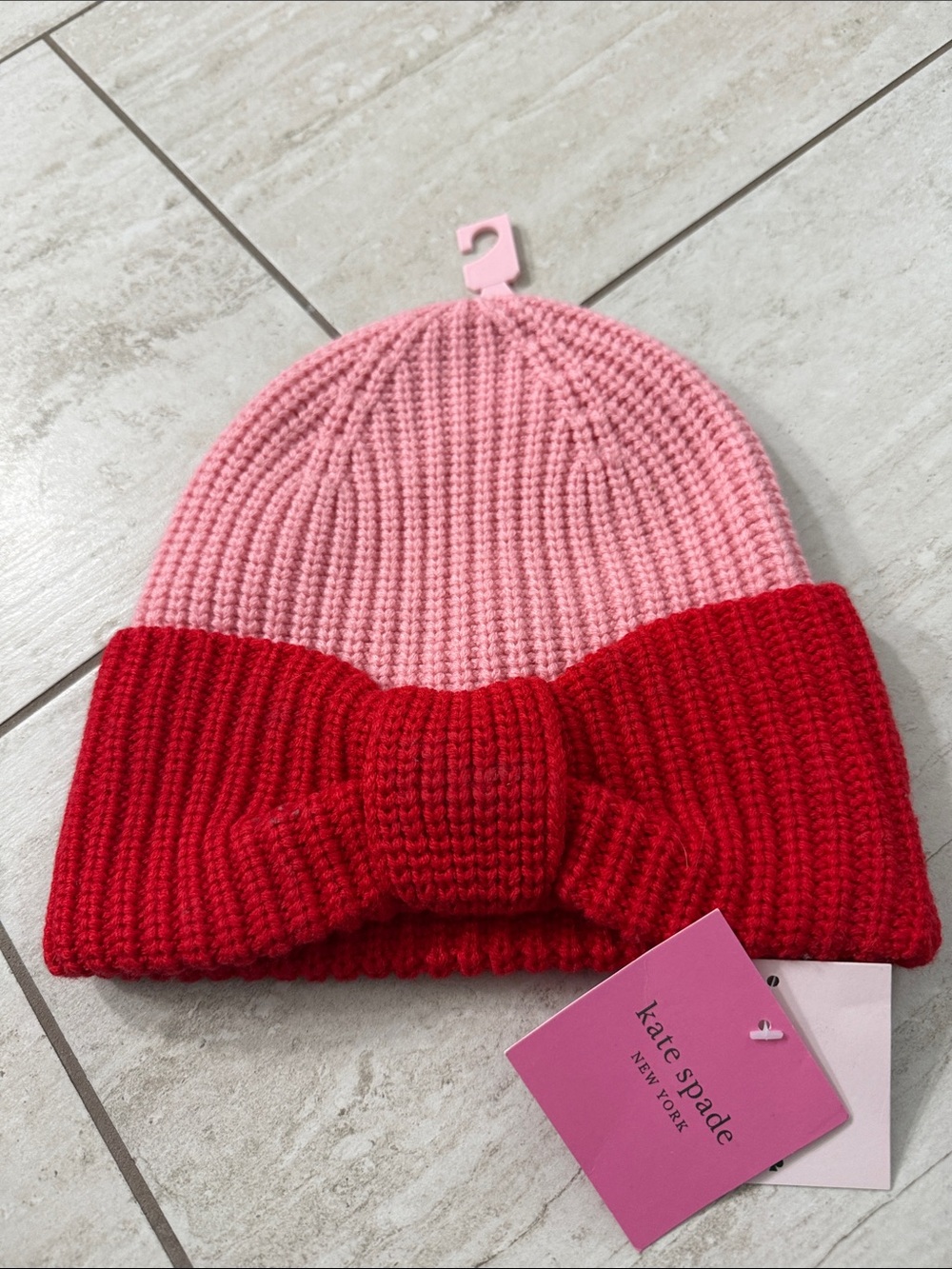 kate spade Two-Tone Pink and Red Bow Knit Beanie for ladies ..nwt ..one size